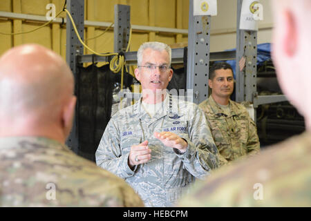 US Air Force General Paul J. Selva, United States Transportation Command Kommandeur spricht mit Flieger, 455. Expeditionary Aeromedical Evakuierung Squadron in Bagram Air Field, Afghanistan 10. Juli 2014 zugewiesen. Selva sprach mit dem Team über die Zukunft der Flugmedizin und gestellte Mitglieder über ihre Sorgen in ihrem Berufsfeld. (US Air Force Foto von Master Sgt. Cohen A. Young/freigegeben) Stockfoto