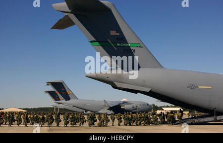 US-Armee (USA) Mitglieder der 82nd Airborne Division (AD), Fort Bragg, North Carolina (NC), bereiten an Board einer uns Air Force (USAF) C-17A Loadmaster III Frachtflugzeug, aus der 62. Airlift Wing, McChord Air Force Base (AFB), Washington (WA) und der 437th AW Charleston AFB, South Carolina (SC), für einen Multi-Flugzeug Sprung im Rahmen der Übung großes Paket an Pope AFB , North Carolina (NC). Großes Paket Woche ist eine gemeinsame Übung zwischen der US Air Force und den USA, zur Verstärkung der interservice Zusammenhalt. Stockfoto