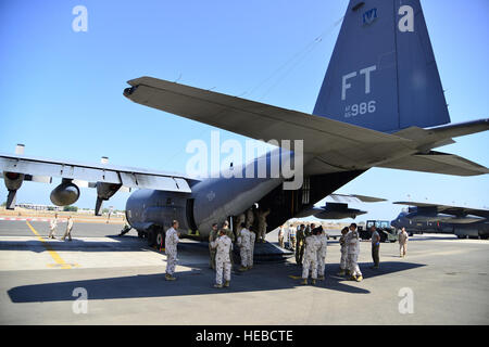 Japan Self Defense Forces Bereitstellung Air Force zur Bekämpfung der Piraterie Durchsetzung Mitglieder anzeigen die Innenseite eine US Luftwaffe c-130 Hercules während einer Schnuppertour am Camp Lemonier, Dschibuti, 3. Dezember 2013. Die Tour umfasste treffen einige der Flieger aus der 303rd, 81. und 82. Expeditionary Rettung Geschwader und bekommen die Chance, zwei Flugzeuge der US Air Force zu sehen: die HH-60 Pave Hawk und c-130 Hercules. Der Flieger, zugewiesen, kombiniert Joint Task Force-Horn von Afrika, teilten ihr Wissen und Know-how, um eine stärkere Partnerschaft mit den Japanern in Dschibuti stationiert zu bauen. (US-Ai Stockfoto