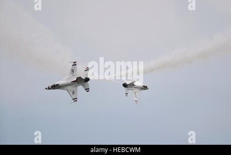 Major Blaine Jones, Thunderbird 5 und führen Solo Pilot Jason Curtis, Thunderbird 6, Opposing Solo, führen die Crossover-Pause während Rockford AirFest an Chicago Rockford internationaler Flughafen, 7. Juni 2014. (U.S. Air Force Photo/Master Sergeant Stan Parker) Stockfoto