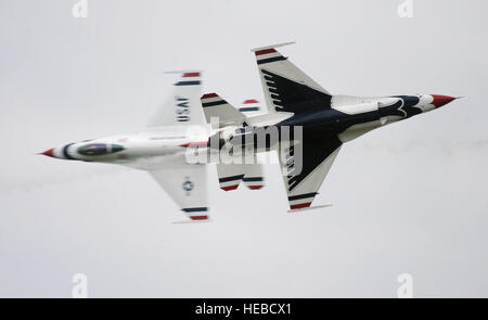 Major Blaine Jones, Thunderbird 5, führen Solo und Major Jason Curtis, Thunderbird 6, Opposing Solo, durchführen der Inverted entgegensetzende Messers Schneide, während Rockford AirFest an Chicago Rockford internationaler Flughafen, 8. Juni 2014. (U.S. Air Force Photo/Master Sergeant Stan Parker) Stockfoto