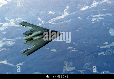 MCGUIRE AIR FORCE BASE, N.J. (AFIE)--eine B-2A Spirit von McGuire fliegt durch den Himmel nach einer Betankung Mission.  Luftwaffe B-2A, B-1 b Lancer, B - 52H Statofortress, F-15E Strike Eagle, f-16 Fighting Falcon und AC-130 H/U Gunship-Flugzeuge haben mehr als 15 Prozent der Kampfeinsätze über Afghanistan geflogen. Diese Flugzeuge sind etwa 10.000 Tonnen Munition – mehr als 75 Prozent der gesamten Operation Enduring Freedom gefallen. (U.S. Air Force Photo von Gary Ell) (WYRINS: 010323-F-0966E-014) Stockfoto