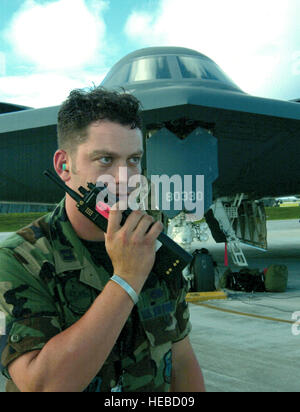 ANDERSEN AIR FORCE BASE, Guam (AFPN)--Kapitän Tim Beck spricht mit dem Flugplatz Management vor kurzem während des Trainings hier Cornet Bugle 49.  Kapitän Beck erhält der 509. Aircraft Maintenance Squadron Whiteman Air Force Base, Mo.  Er wird bereitgestellt, b-2 Spirit Bomber Vorgänge als Teil des Air Combat Command laufenden Weltmacht Missionen zu unterstützen.  Die Missionen können Besatzungen für lange Flüge von USA nach Übersee zu trainieren. (Foto: U.S. Air Force Staff Sgt Tia Schroeder) Stockfoto