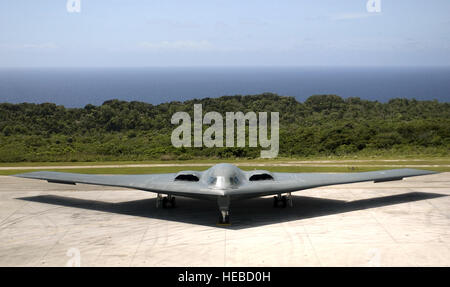 ANDERSEN AIR FORCE BASE, Guam--ein b-2 Spirit Stealth-Bomber, bereitgestellt von der 393rd Bomb Squadron Whiteman Air Force Base, Mo., wartet auf die Flightline hier.  Die b-2-Geister und mehr als 270 Mitarbeiter aus der 393rd Bomb Squadron werden hier zur Unterstützung der Pacific Command kontinuierliche Bomber Präsenz in der Region Asien-Pazifik eingesetzt zur Stärkung regionaler Sicherheit und das US-Engagement in den westlichen Pazifik.  (US Air Force Photo by Staff Sgt Bennie J. Davis III) Stockfoto