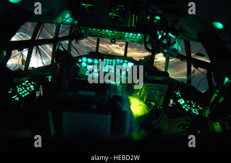 ÜBER BALAD AIR BASE, Irak (AFPN)--im Schatten ihrer c-130 Hercules Flugdeck Ansatz (links nach rechts) Pilot Major Mike Wilson, Flugingenieur Senior Master Sergeant Ernie Leyba und Co-Pilot Captain Tim Pemberton für eine Landung auf Balad Air Base. Die Crew flog eine Silvester-Mission 13 Passagiere und Fracht - Landung in 2006 um Balad 13.000 Pfund zu liefern. Der Colorado Air National Guard 731st Airlift Squadron Besatzung endet eine Südwest-Asien-Tour mit der 746th Expeditionary Airlift Squadron. (Foto: U.S. Air Force Master Sgt. Lance Cheung) Stockfoto