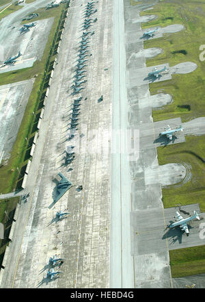 Ein b-2 Spirit, Adler f-15, f-16 Fighting Falcons, f-18 Hornets und Japanense P-3 Orions Linie der Flightline auf Andersen Air Force Base, Guam, für Übung Valiant Shield am Donnerstag, den 22. Juni. Die Übung, 23.Juni abschließt, konzentriert sich auf integrierte gemeinsame Schulungen in einer Vielzahl von Einsatzszenarien. (US Navy Foto/Petty Officer 2. Klasse John F. Looney) Stockfoto