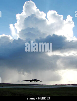 Ein b-2 Spirit aus der 13. Expeditionary Bomb Squadron fährt auf einer Trainingsmission während eines der letzten Einsätze einer viermonatigen Bereitstellung nach Andersen Air Force Base, Guam, Aug. 24. Die 13. und 393rd EBS flogen mehr als 140 Einsätze und veröffentlichte mehr als 330 Waffen während der Bereitstellung. B-2 Flugzeug, Piloten, Betreuer und Support-Mitarbeiter aus der 509. Bombe Flügel am Whiteman AFB, Mo (U.S. Air Force Photo/techn. Sgt. Mikal Canfield) bereitgestellt Stockfoto