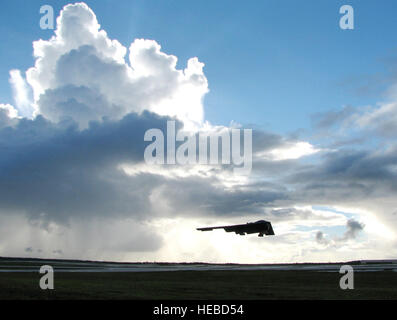 Ein b-2 Spirit aus der 13. Expeditionary Bomb Squadron fährt auf einer Trainingsmission während eines der letzten Einsätze einer viermonatigen Bereitstellung nach Andersen Air Force Base, Guam, Aug. 24. Die 13. und 393rd EBS flogen mehr als 140 Einsätze und veröffentlichte mehr als 330 Waffen während der Bereitstellung. B-2 Flugzeug, Piloten, Betreuer und Support-Mitarbeiter aus der 509. Bombe Flügel am Whiteman AFB, Mo (U.S. Air Force Photo/techn. Sgt. Mikal Canfield) bereitgestellt Stockfoto