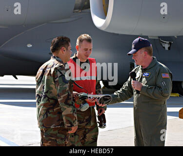 Brigadier General Buddy Reed präsentiert den Schlüssel zu Traviss neuesten c-17 Staff Sgt Jeffrey Eckert, 860th AMXS und Tech Sgt. Jesus Garza 945th AMXS (Reserve). Die ankommenden c-17 ist der zweite von 13 Jahren, die an Travis stationiert werden. Foto von David W. Cushman GS-11 Stockfoto