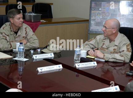 Südwest-Asien--Kol Lindsey Graham, Senior Senator von North Carolina, plaudert mit Command Chief Master Sgt. Thomas Narofsky, 386th Air Expeditionary Wing Command Chief, während ein Briefing Int Flügel Konferenzraum 9. April 2007. Kol. Graham, eine Reserve Judge Advocate verbrachten vor kurzem 2 Tage im Irak mit Senator John McCain, dann weitere 8 Tage als ein JA mit der multinationalen Truppe, Irak. (AF Foto/Staff Sgt. Ian Carrier) Stockfoto