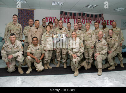 Südwesten Asien--Kol Lindsey Graham, Senior Senator von North Carolina, posiert mit Mitgliedern der 386th Expeditionary Medical Group in die Kontingenz Air Inszenierung Krankenstation hier auf dem Felsen am 9. April 2007. Kol. Graham, eine Reserve Judge Advocate verbrachten vor kurzem 2 Tage im Irak mit Senator John McCain, dann weitere 7 Tage als ein JA mit der multinationalen Truppe, Irak. Kol. Graham ist eine Kopie der Wüste Stimme offen für einen Artikel halten, die auf die CASF geschrieben wurde. (AF Foto/Staff Sgt. Ian Carrier) Stockfoto