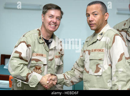 Südwest-Asien--Kol Lindsey Graham, Senior Senator von North Carolina, ist ein 386th Expeditionary Praxisgemeinschaft Münze Med. Gruppe Kommandeur Oberst Andrew Montiero in die Kontingenz Air Inszenierung Krankenstation hier auf dem Felsen am 9. April 2007 statt. Kol. Graham, eine Reserve Judge Advocate verbrachten vor kurzem 2 Tage im Irak mit Senator John McCain, dann another7 Tage als ein JA mit der multinationalen Truppe, Irak. (AF Foto/Staff Sgt. Ian Carrier) Stockfoto
