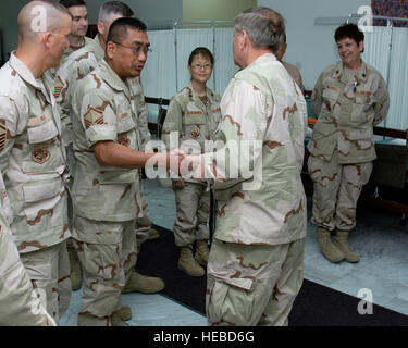 Südwest-Asien--Kol Lindsey Graham, Senior Senator von North Carolina, Größen Master Sgt. Eric Canada, 386th Expeditionary Medical Group, in die Kontingenz Air Inszenierung Krankenstation hier auf dem Felsen am 9. April 2007. Kol. Graham, eine Reserve Judge Advocate verbrachten vor kurzem 2 Tage im Irak mit Senator John McCain, dann weitere 7 Tage als ein JA mit der multinationalen Truppe, Irak. (AF Foto/Staff Sgt. Ian Carrier) Stockfoto