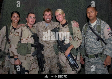 Südwest-Asien--Sicherheit Kräfte Flieger mit dem 386th Air Expeditionary Wing, posieren für ein Foto mit Walker, Texas Ranger Stern, Chuck Norris, der derzeit Truppen im Südwesten Asien besucht.  Bevor Sie eine Berühmtheit wurde Mr. Norris Mitglied Sicherheitskräfte in der United States Air Force.  (US Air Force Photo by Staff Sgt Tia Schroeder) Stockfoto