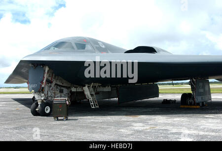 Ein b-2 Spirit bereitgestellt von Whiteman Air Force Base, Mo., begann Flugbetrieb 16. Okt. um Andersen AFB, Guam. Die b-2 ist ein Multi-mission in der Lage, State-of-the-Art Plattform mit niedrig-wahrnehmbaren stealth-Technologie ausgestattet. Die Stealth-Bomber, die Flieger hier bereitgestellt wird mit dem Rest des 36. Flügels zu integrierten aus-und Weiterbildungsmöglichkeiten nutzen integriert werden. (U.S. Air Force Photo/Senior Airman Brian Kimball) Stockfoto