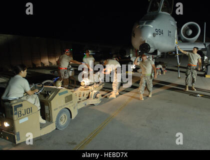 AL ASAD AIR BASE, Irak--ein 438th Expeditionary Geschwader Waffen laden Team bereitet sich auf eine gemeinsame direkter Angriff Munition, eine A - 10 C Thunderbolt II zu montieren mit einem MJ-1 "Jammer" Fahrzeug hier. Die Flieger schrieb Geschichte im Irak, als ihre aktualisierten A-10s JDAMs erfolgreich im Kampf eingesetzt. Da die Waffe durch punktgenaue GPS-Koordinaten zu Zielen geführt wird, sagen Experten hier, dass es 100 % genauer als die Munition, die zuvor auf die A - 10C Thunderbolt II, dramatisch Verbesserung der Präzision und Verringerung der Brudermord beschäftigt ist. Die Flieger sind aus 175. Flügel, Maryland Air National Guar bereitgestellt. Stockfoto