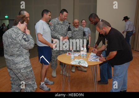 Südwest-Asien – teilen Sie einen lachen mit Flieger aus der 386th Expeditionary Air Wing Comedians 'Wild' Bill Dykes (vorne rechts) und Danta "Touchee" Jackson, wie sie Flyer nach ihren 26. Februar 2008-Show auf einem Militärflugplatz im Gebiet Persischen Golfes Autogramm. Die Comedians sind auf ihre Multi-National Corps Irak, Armee Moral wohl Erholung, Lone Wolf Unterhaltung Comedy Tour 2008 bietet Unterhaltung für bereitgestellten Truppen zur Unterstützung der Operationen Enduring und Operation Iraqi Freedom. (Foto der US Air Force / Staff Sgt Patrick Dixon) Stockfoto