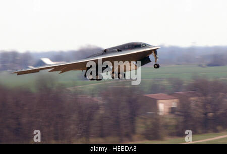 Ein B-2 Spirit Bomber namens Spirit of Florida startet von der Whiteman Air Force Base, Missouri, und markiert die operative Fortsetzung nach einem früheren B-2-Vorfall und unterstützt Missionen mit niedrig beobachtbarer Tarntechnologie. Stockfoto