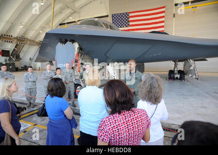 ANDERSEN AIR FORCE BASE, Guam Captain Joseph Tulloss gibt einer Gruppe von Ehegatten eine operative Einweisung auf die b-2 Spirit ein multi-Role Bomber Capible konventionelle und nukleare Munition zu liefern.  Die Ehegatten waren auf beide Vorgänge informiert und Wartung muss für das Flugzeug.  (US Air Force Foto von techn. Sgt. Michael Boquette/freigegeben) Stockfoto