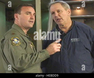 Major Rob Oswald, eine Luftwaffe Reservist im 315th Luftbrücke Flügel auf Charleston Air Force Base, S.C., spricht mit seinem Onkel, ABC World News-Moderator Charles Gibson. Major Oswald hatte die Gelegenheit, seinem Onkel auf einem zivilen Führer Flug 28. März 2009 fliegen. (U.S. Air Force Photo/Captain Wayne Capps) Stockfoto