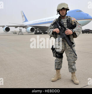 Staff Sgt Matthew Smith Wachen Air Force One auf der Flightline am 7. April auf Sather Air Base, Irak. Präsident Barack Obama sprach mit einer Masse von fast 1.500 Servicemembers, Regierung Zivilisten und Auftragnehmer im Al Faw Palace am Camp Victory, Irak, während einer unangekündigten Besuch in Irak. Der Besuch war der Präsident der ersten Reise in den Irak seit seinem Amtsantritt. Sergeant Smith ist ein 447th Expeditionary Sicherheit Kräfte Squadron Mitglied. (US Air Force Foto/Staff Sgt. Amanda Currier) Stockfoto