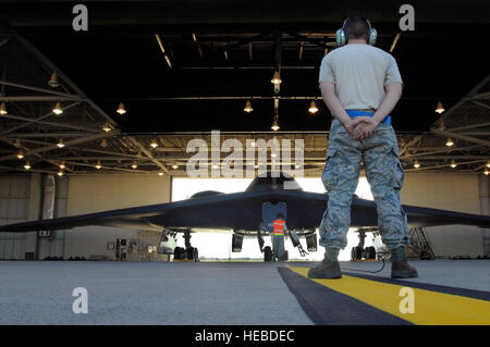 Senior Airman Douglas Anthony steht bereit, ein b-2 Spirit aus einem Hangar für den Start Aug. 22 Whiteman Air Force Base Marschall, Mo. zwanzig B-2s 509. Bombe Flügel zugeordnet sind.  Airman Anthony ist ein Crewchef mit 509. Aircraft Maintenance Squadron. (U.S. Air Force Photo/Senior Airman Kenny Holston) Stockfoto