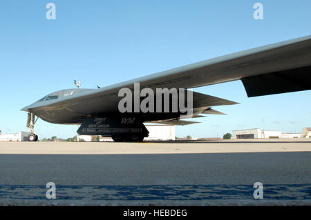 B-2 Spirit Bombers, die dem 509th Bomb Wing Taxi auf der Whiteman Air Force Base, Missouri, zugewiesen wurden, um globale Angriffskapazitäten mit Tarntechnologie und dem schnellen Einsatz strategischer Munition zu bieten. Stockfoto