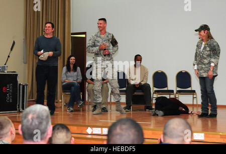 Flieger 1. Klasse Christopher Hoard, 386th Civil Engineer Squadron Akt Improv Comedy mit Komiker Tim Bagley (links) und Karri Turner (rechts) auf einem Militärflugplatz im Südwesten Asien 1. Januar 2010 beteiligt. Die Impro-Comedy-Show, moderiert von Stars And Stripes, inklusive eine Besetzung von acht Comics, die auf Shows wie "Saturday Night Live", "Mönch", "Comedy Central", gekennzeichnet worden "Reno 911',"Mad TV"und vieles mehr. (US Air Force Foto/Staff Sgt. Lakisha A. Croley) Stockfoto