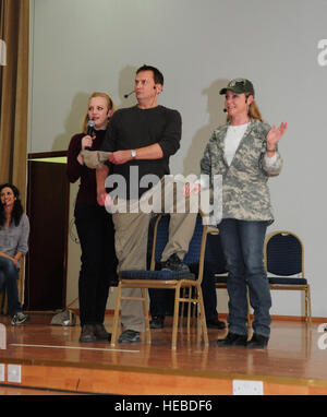 Komödianten (von links nach rechts) Wendy McLendon, Michael Hitchcock und Karri Turner führen eine Moc American Forces Network Weihnachtskarte während einer Show für militärische Servicemembers auf einem Militärflugplatz im Südwesten Asien 1. Januar 2010. Die Impro-Comedy-Show, moderiert von Stars And Stripes, inklusive eine Besetzung von acht Comics, die auf Shows wie "Saturday Night Live", "Mönch", "Comedy Central", gekennzeichnet worden "Reno 911',"Mad TV"und vieles mehr. (US Air Force Foto/Staff Sgt. Lakisha A. Croley) Stockfoto