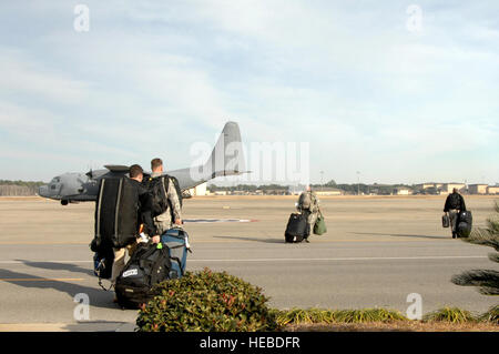 Flieger tragen Ausrüstung, eine MC - 130H Combat Talon II vor der Abreise nach Haiti 13. Januar 2010 in Hurlburt Field, Florida Diese Flieger nehmen an der humanitären Hilfe und Disaster Relief Mission in Haiti. (U.S. Air Force Photo/Senior Airman Matthew Loken) Stockfoto