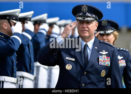 General Mark Welsh, tritt Luftwaffe Stabschef der US Air Force Academy Falcon Stadium der Klasse 2015 bereitet sich in Colorado Springs, Colorado, 28. Mai 2015 zu absolvieren. Mehr als 800 Kadetten überqueren wir die Bühne und werden die neuesten zweite Leutnants in der USAF.  (Foto: Luftwaffe Lizi Copan) (freigegeben) Stockfoto