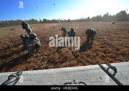 Flieger vom 818th Kontingenz Response Group, 621st Kontingenz Antwort Flügel, gemeinsame Basis McGuire-Dix-Lakehurst, New Jersey, werden beim Laden der Sling training mit einem CH-53E Super Stallion Transporthubschrauber zugewiesen Marine schwere Hubschrauber Geschwader 772 bei JBMDL, 9. Januar 2014 mit Schutt gestrahlt. Schlinge Last Training ermöglicht sowohl Luft und Boden Einheiten die Möglichkeit, bewegliche große oder dringende Fracht in Bereichen wo Flugzeug, wie z. B. Hilfsgüter in Katastrophengebieten erreichen kann. (Foto: U.S. Air Force Tech Sergeant Parker Gyokeres) Stockfoto