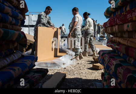 Rigger aus the11th Quatermaster Firma, 26rth Bekämpfung Sustainment Support Battalion, 82. Sustainment Brigade von Fort Bragg, N.C., bereiten Waben Karton für Luft-Drop-Bundles, 6. November 2014 im Irak. Die Soldaten sind Bündelung 121 Tonnen Nahrung, Wasser, Zelte, Kleidung, Bettwäsche, gestiftet von Hilfsorganisationen aus mehreren Ländern zu Luft Gedroppt von irakischen, australischen und US c-130 s, Iraker, umgeben von Daesh Kämpfer zu unterstützen. (US Air Force Foto von Staff Sgt. Perry Aston/freigegeben) Stockfoto