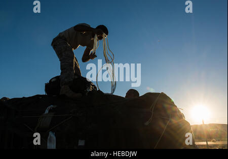 US Army Fallschirm Rigger vom 11. Quartiermeister, 82. Sustainment Brigade, 18. Airborne Corps von Fort Bragg, N.C., bereiten Sie Bündel von humanitärer Hilfe zu Luft fallen gelassen, 7. November 2014, im Irak. 121 Tonnen Nahrung, Wasser, Zelte, Kleidung, Bettwäsche, gestiftet von Hilfsorganisationen aus mehreren Ländern werden Luft Gedroppt von irakischen, australischen und US c-130 Hercules, Iraker, umgeben von Daesh Kämpfer zu unterstützen. (US Air Force Foto von Staff Sgt. Perry Aston/freigegeben) Stockfoto