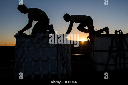 US Army Fallschirm Rigger vom 11. Quartiermeister, 82. Sustainment Brigade, 18. Airborne Corps von Fort Bragg, N.C., bereiten Sie Bündel von humanitärer Hilfe zu Luft fallen gelassen, 7. November 2014, im Irak. 121 Tonnen Nahrung, Wasser, Zelte, Kleidung, Bettwäsche, gestiftet von Hilfsorganisationen aus mehreren Ländern werden Luft Gedroppt von irakischen, australischen und US c-130 Hercules, Iraker, umgeben von Daesh Kämpfer zu unterstützen. (US Air Force Foto von Staff Sgt. Perry Aston/freigegeben) Stockfoto