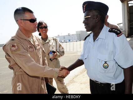 10525-F-XM360-119 Dschibuti, Afrika - (25. Mai 2011) US Air Force Colonel Michael D. Morelock, Commander, 449th Air Expeditionary Group, schüttelt die Hand von Dschibuti Air Force (DJAF) Major Ali Chakib, nach einer Tour Mai 25 DJAF Kleiderbügel. Dies war der erste Besuch zwischen Oberst Morelock und der DJAF Führung. Die Absicht ist, eine dauerhafte Beziehung zwischen den Luftstreitkräften Führung und Techniker Ebene ermöglicht die Flieger zu kommunizieren und Ideen auszutauschen. (Foto: U.S. Air Force Master Sgt. Dawn M. Price) Stockfoto