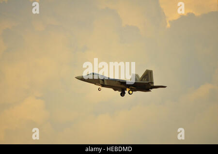 Ein US-Air Force f-22 Raptor von gemeinsamen Basis Elmendorf-Richardson, Alaska, überfliegt ein US-Marine Corps MV-22 Osprey in der Dubai World Central in Jebel Ali, Dubai, 15. November in der Vorbereitung für die 2013 Dubai Airshow November 17-21. DAS bietet die Möglichkeit, Department of Defense-Luftfahrt-Antriebstechnik sowie die Männer und Frauen, die dienen zu markieren. Die USA beteiligt sich an der DAS Engagement für Sicherheit in der Region, die Flexibilität der Luftmacht, und zu militärischer Beziehungen mit regionalen Partnern zu stärken.  Die Biennale ist eines der größten Luftfahrt ind Stockfoto