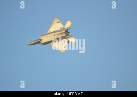 Ein US-Air Force f-22 Raptor von gemeinsamen Basis Elmendorf-Richardson, Alaska, überfliegt ein US-Marine Corps MV-22 Osprey in der Dubai World Central in Jebel Ali, Dubai, 15. November in der Vorbereitung für die 2013 Dubai Airshow November 17-21. DAS bietet die Möglichkeit, Department of Defense-Luftfahrt-Antriebstechnik sowie die Männer und Frauen, die dienen zu markieren. Die USA beteiligt sich an der DAS Engagement für Sicherheit in der Region, die Flexibilität der Luftmacht, und zu militärischer Beziehungen mit regionalen Partnern zu stärken.  Die Biennale ist eines der größten Luftfahrt ind Stockfoto