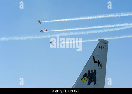 Das Vereinigte Königreich Stuntteam, Yakovlevs, fliegt über eine Pazifikflotte P-8A Poseidon während der Aero India bei Air Force Station Yelahanka, Bengaluru, Indien, 18. Februar 2015. Aero India ist Indiens führende Luft-und Raumfahrtausstellung und Airshow und ermöglicht es den Vereinigten Staaten zeigen ihr Engagement für die Sicherheit der Indo-Pazifik-Region und Schaufenster Verteidigung Flugzeuge und Ausrüstung, die letztlich in Richtung bessere regionale Zusammenarbeit und taktische Kompatibilität mit anderen Ländern beiträgt. In diesem Jahr wird die 10. Iteration der Aero India seit seiner Gründung im Jahr 1996. (U.S. Air Force Photo von Ai Stockfoto