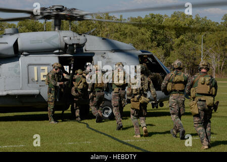 Marine Special Operations Command Mitglieder laden auf ein HH - 60H Seahawk von der US-Marine 85. Meer bekämpfen Hubschrauberstaffel schnell Seil Training während der Übung Talisman Sabre in Northern Territory, Australien, 3. Juli 2015 durchzuführen. Übungen wie Talisman Sabre bieten effektive und intensive Ausbildung, unsere Kräfte zu gewährleisten sind in der Lage, interoperable und kurzfristig einsetzbar. (Foto: Senior Airman Stephen G. Eigel US Air Force) Stockfoto