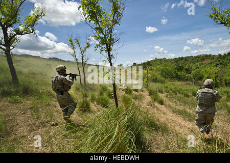 Soldaten der US Army Reserve von Charlie Kompanie, 100. Bataillon, 442nd Infantry Regiment, machen ihren Weg durch eine live-Feuer-Schulung während Balikatan 2012, 21 April, bei Fort Magsaysay, Philippinen. Beide Kräfte nahmen sich durch den live-Feuer-Kurs und geteilt, Taktiken und Techniken im Laufe des Tages Training. Übung Balikatan ist eine jährliche bilaterale Übung zur Verbesserung der Interoperabilität zwischen der philippinischen und amerikanischen Streitkräfte. Stockfoto