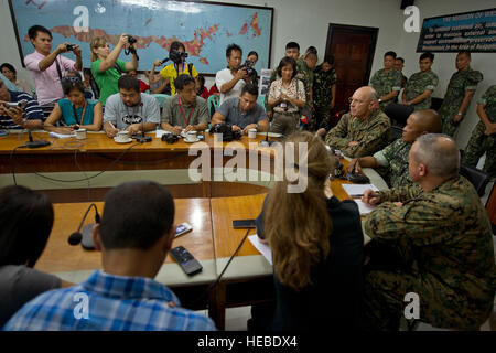 Philippinische und US-Militärführer beantworten Fragen von nationalen und internationalen Presse während einer April 22 Pressekonferenz am westlichen Kommandozentrale, Puerto Princesa City, Palawan, Republik der Philippinen, im Rahmen der Übung Balikatan 2012. Balikatan, die "Schulter an Schulter" in Hindi bedeutet, ist eine jährliche bilaterale Trainingsübung zur Verbesserung der Republik der Philippinen und US-Militär zwingen Interoperabilität bei der Planung, Kontingenz, humanitäre Hilfe und Katastropheneinsätzen. Stockfoto