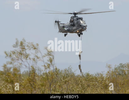 Eine französische Eurocopter EC-735 Caracal schwebt während Personal an Bord Fastrope unten beim alternativen Insertion Extraktion Training während der Übung Engel Donner 7. Mai 2014 in Davis-Monthan Air Force Base, Arizona Engel THUNDER 2014 ist die größte und realistischste Gemeinschaftsdienst, multinational, ressortübergreifende Bekämpfung Such- und Rettungsaktionen Übung entwickelt, zur Ausbildung von Personal Recovery Vermögenswerte mit einer Vielzahl von Szenarien, um Einsatzbedingungen und Eventualitäten zu simulieren. Personal Recovery Kräfte werden durch das gesamte Spektrum der Personal-Recovery-Funktionen mit Boden Erholung Pe trainieren. Stockfoto