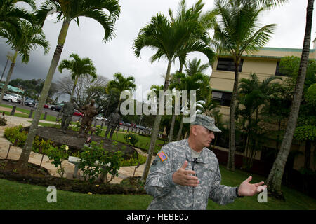 US Army Chief Of Staff General Raymond T. Odierno steht in der Nähe der "geeint durch Opfer Memorial" außerhalb der 25. Infanterie-Division-Hauptsitz der Medien und diskutieren die Rolle der Armee in der Region Asien-Pazifik 17. Januar in Wahiawa, Hawaii. Stockfoto