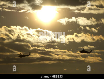 US-Armee UH - 60M Black Hawk Hubschrauber fliegen über Kopf während einer Übung in Holloman Air Force Base, N.M, 25 Sept. Soldaten der 101. US-Luftlandedivision Holloman und White Sands Missile Range Trainingsbereiche verwenden, um eine feindliche Umwelt medizinische Ausbildung, konzipiert speziell für enge von Operationen bei Einsätzen hohe Bedrohung Regionen in der ganzen Welt zu führen. (Foto: U.S. Air Force Airman 1st Class Chase-Kanone / veröffentlicht) Stockfoto