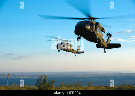 US-Armee UH - 60M Black Hawk Hubschrauber bereiten Sie sich während einer Übung auf der Holloman Air Force Base landen, N.M, 25 Sept. Soldaten der 101. US-Luftlandedivision Holloman und White Sands Missile Range Trainingsbereiche verwenden, um eine feindliche Umwelt medizinische Ausbildung, konzipiert speziell für enge von Operationen bei Einsätzen hohe Bedrohung Regionen in der ganzen Welt zu führen. (Foto: U.S. Air Force Airman 1st Class Chase-Kanone / veröffentlicht) Stockfoto