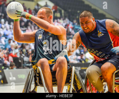 160511-F-WU507-064: Marine Sgt. Eric Rodriguez (i.r.), Team uns, und ein Team Australien verwundete Krieger Athlet Kampf um Besitz, während das Team uns und Team Australien Rollstuhl Halbfinale Rugby-Spiel bei den 2016 Invictus Games an den ESPN Wide World of Sports complex in Walt Disney World, Orlando, Florida, 11. Mai 2016. Team USA Australien schlagen und triffst die UK oder Dänemark im Finale. (US Air Force Foto von Senior Master Sergeant Kevin Wallace/freigegeben) Stockfoto