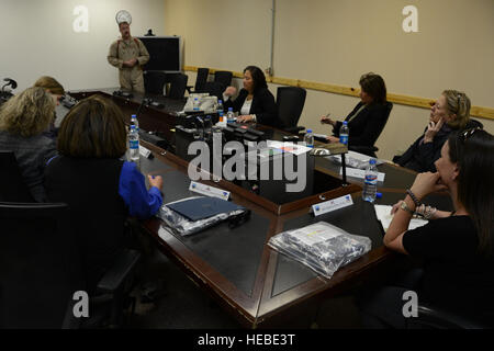 Lt. Col Ryan Barker, Schriftsätze 100. Expeditionary Kämpfer Staffelkapitän der Kongreßdelegation bestehend U. S. Reps Martha Roby (Alabama), Haus des Haushaltsausschusses; Susan Davis (Kalifornien), House Armed Services Committee; Niki Tsongas (Maryland), House Armed Services Committee; Renee Ellmers (N.C.), Energie & Handelsausschuss; Cheri Bustos (ill.), Landwirtschaft; & Verkehrsinfrastruktur; Frau Debra Wada, professionellen Mitarbeiter; Frau Jaime Cheshire, professionelle Mitarbeiter und Generalmajor Janine Garner, U. S. Marine Corps Service Escort bei ihrem Besuch in Bagram Airfield, Stockfoto