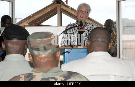 US-Botschafter Deborah Malac widmet Medizintechnik an der Liberianischen Streitkräfte in einer Zeremonie an der Edward Binyah Kesselly Kaserne Medical Clinic 30. Oktober 2013.  Die Vereinigten Staaten spendeten mehr als $40.000 in der Ausrüstung, die AFL-Behandlung helfen Soldaten und ihre Familien und die Unterstützung der Republik Liberia Anstrengungen im Kampf gegen HIV/AIDS. US-Militärangehörige mit Betrieb Weiterreise Liberty bieten Mentoring für AFL Soldaten in der Klinik, eine in der Lage, angesehene Kraft liberianische Interessen in der westafrikanischen Region schützen zu produzieren. Darüber hinaus entwickelt OOL die Führungsqualitäten der offic Stockfoto