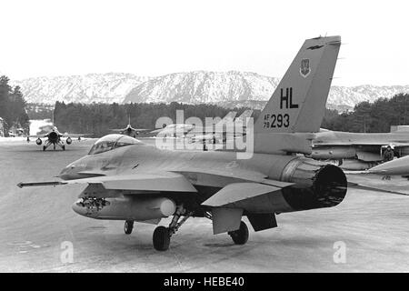 Linke Seitenansicht des Flugzeuges F-16A Fighting Falcon aus der 4. Tactical Fighter Squadron, 388th Taktischer Kämpfer-Flügel, in Position zum Start Rollen zugewiesen.  Diese Zuordnung nach Norwegen markiert die erste Übersee-Bereitstellung des Flugzeuges F-16A. Stockfoto